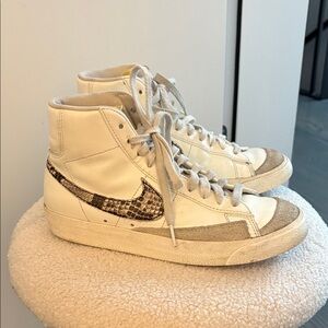 Nike Women’sBlazer Mid 77 White- DA8736-100 White/Snakeskin 7 GUC